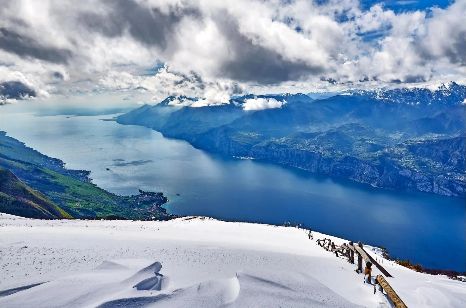 Blick auf den verschneiten Gardasee