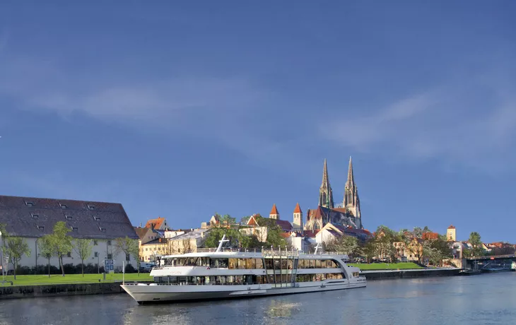 Kristallkönigin vor Regensburger Dom