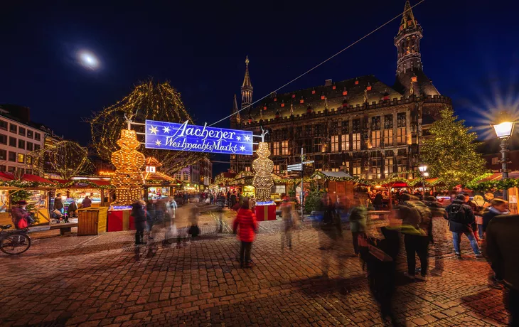 Eingang am Rathaus vom Aachener Weihnachtsmarkt 