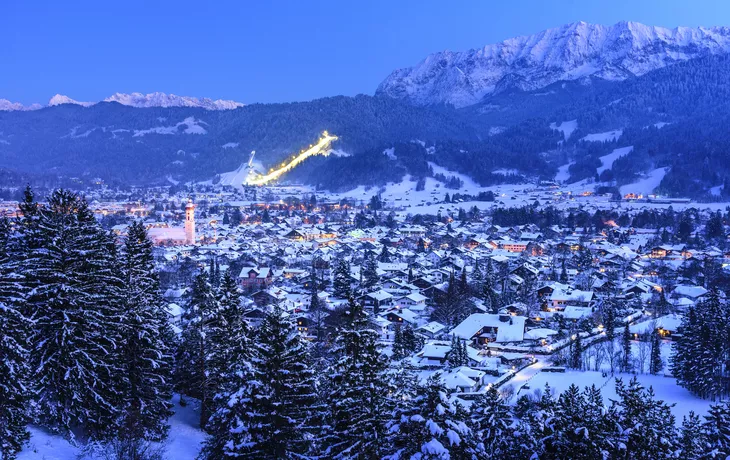 winterliches Garmisch-Partenkirchen in der Abenddämmerung