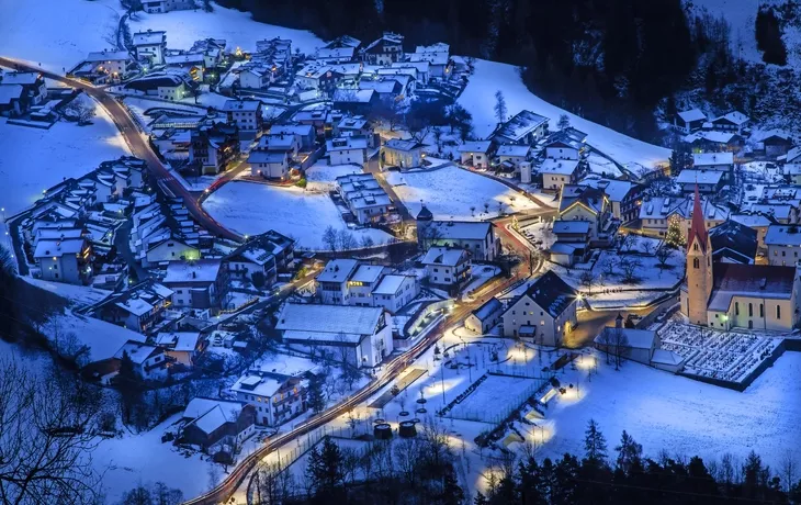 schneebedecktes Lüsen in Südtirol