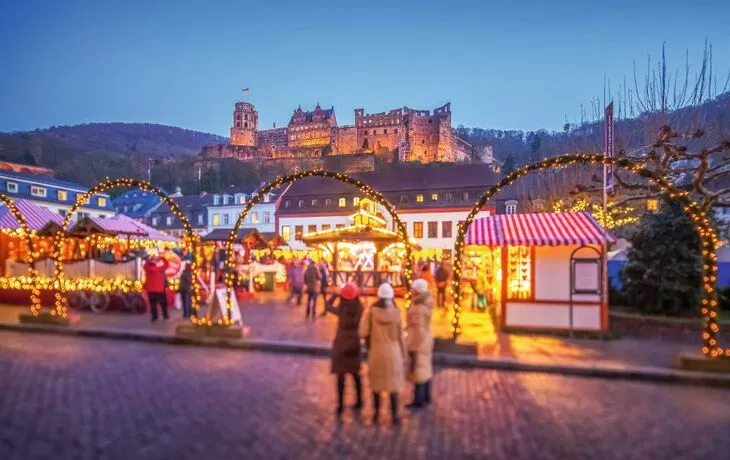 Weihnachtsmarkt in Heidelberg auf dem Universitätsplatz, Deutschland