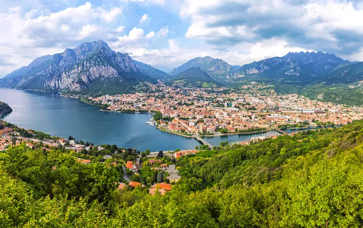 Panoramablick auf den Comer See und die Stadt Lecco