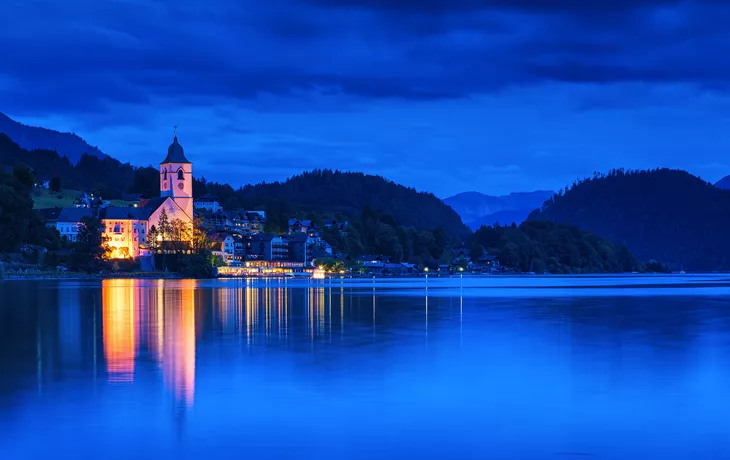 Blick auf den Wolfgangsee zur blauen Stunde, Österreich