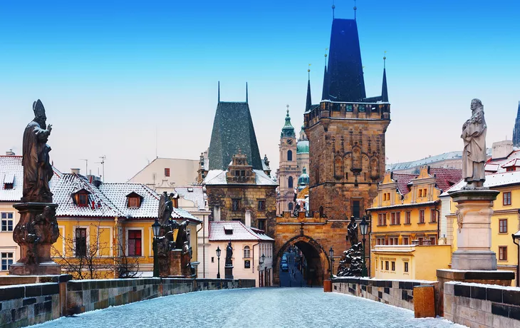 winterliche Karlsbrücke in Prag