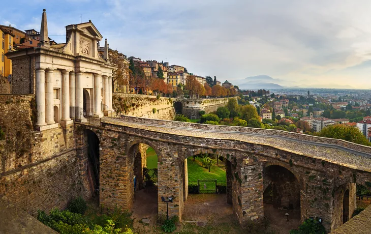 Blick auf Bergamo mit dem Tor Porta San Giacomo