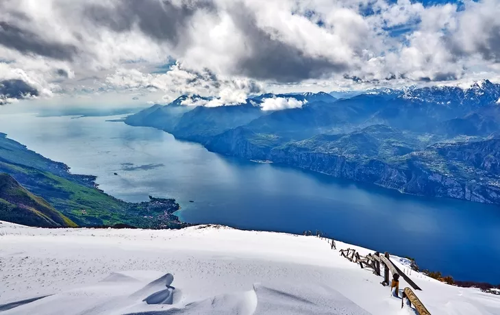 Blick auf den Gardasee in der Winterzeit