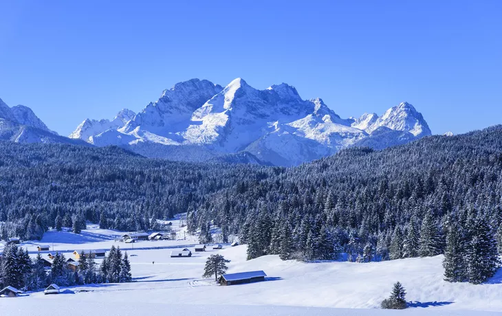 verschneite Landschaft im Werdenfelser Land