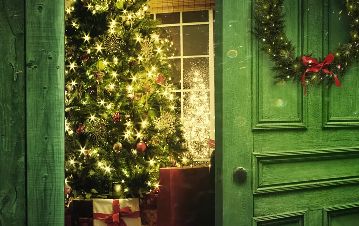 Türöffnung in einen Raum mit Weihnachtsbaum