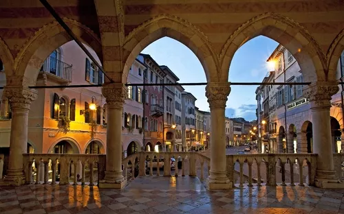 Die Loggia von Lionello in der Piazza della Libertà in Udine