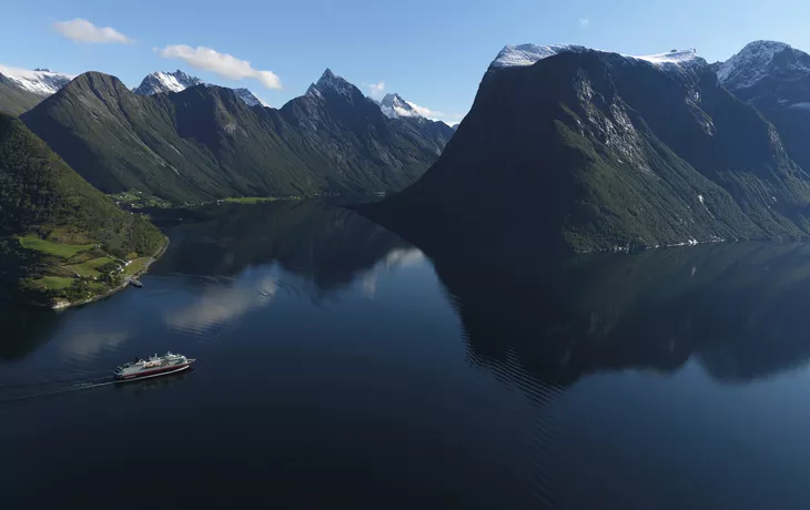 Schiff im Hjorundfjorden