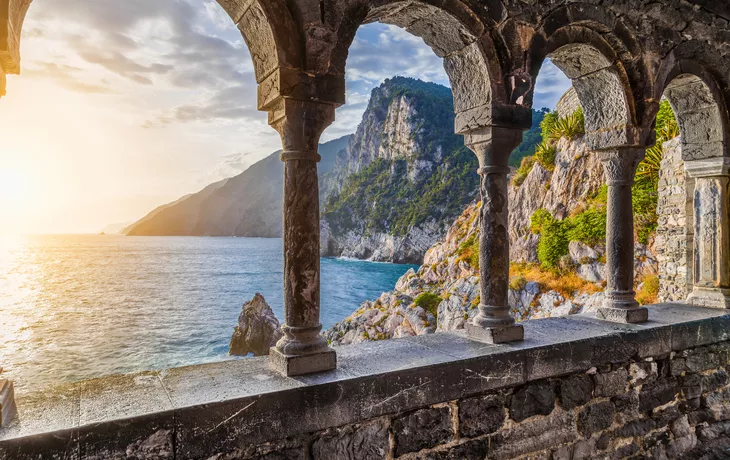 Blick auf das Meer durch die Burg und die gotische Kirche St. Peter Bögen in Porto Venere