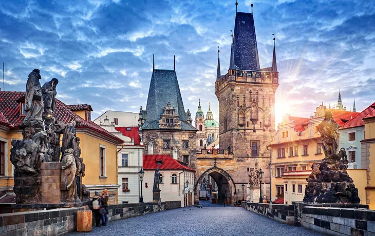 Sonnenaufgang auf der Karlsbrücke in Prag, Tschechien