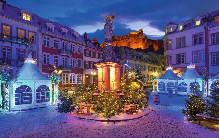 Weihnachtsmarkt auf dem Kornmarkt in Heidelberg, Deutschland