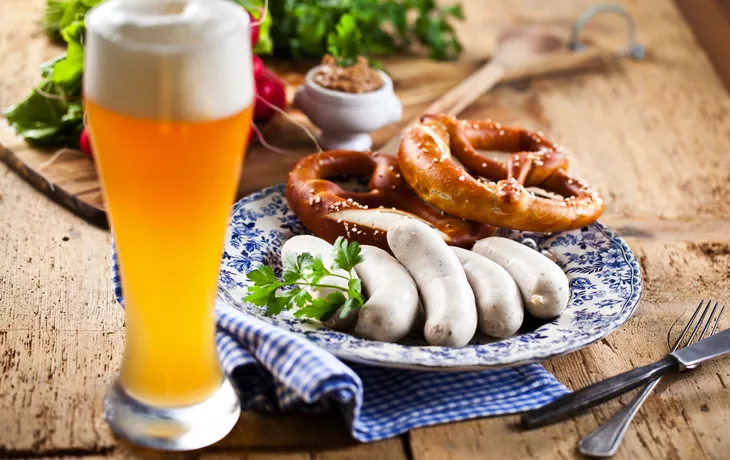 typisch Oktoberfest: Weißwurst mit Brezel und Bier