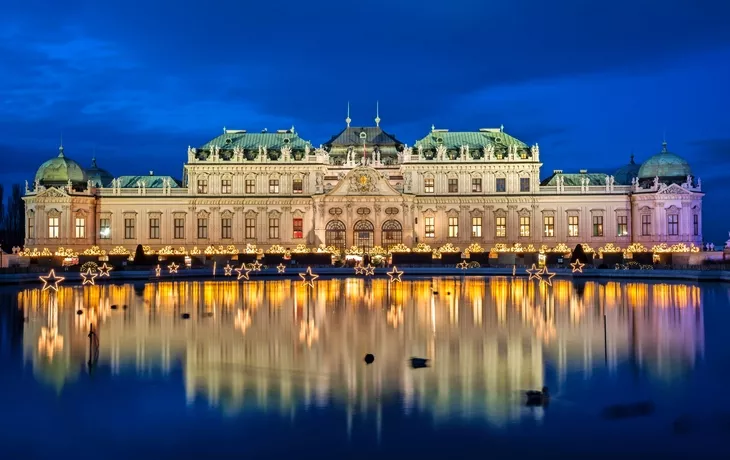 Palast Belvedere mit Weihnachtsmarkt in Wien, Österreich