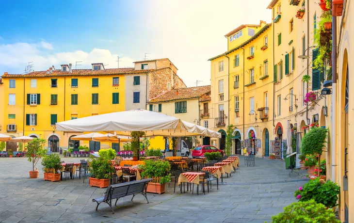 Piazza dell' Anfiteatro in Lucca, Italien