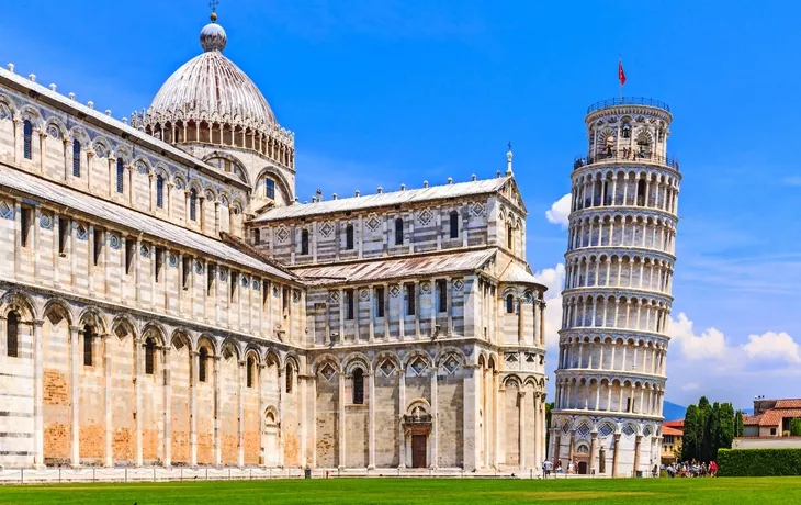 Schiefer Turm und Dom Santa Maria Assunta am Piazza dei Miracoli in Pisa, Italien