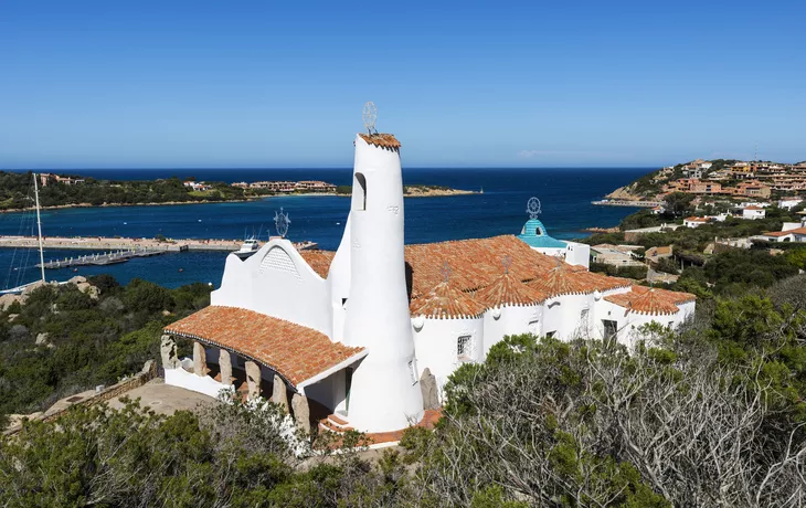 Kirche Stella Maris in Porto Cervo an der Costa Smeralda auf Sardinien, Italien