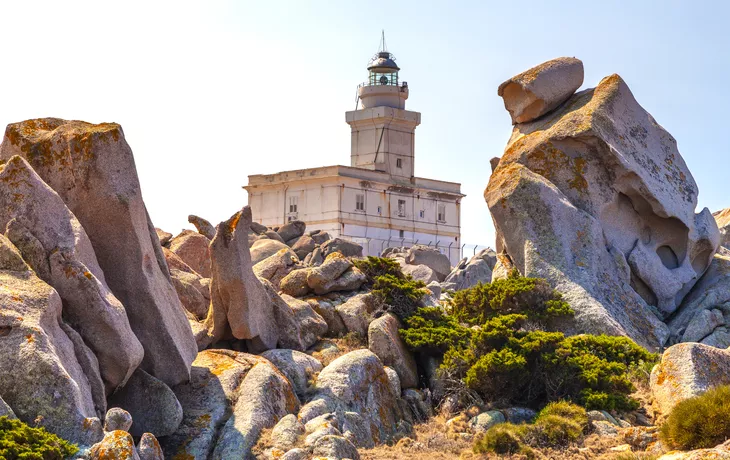 Leuchtturm in der Granitlandschaft am Capo Testa auf Sardinien