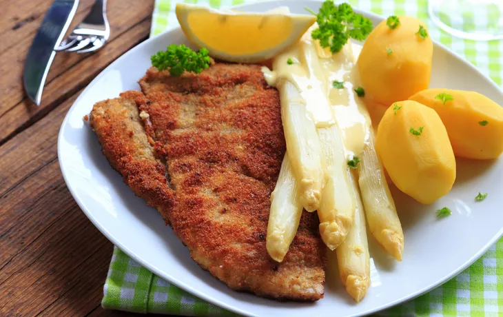 Spargel mit Schnitzel und Salzkartoffeln