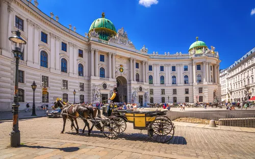 Fiaker vor der Hofburg in Wien