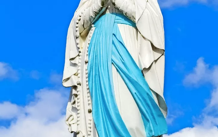 Statue der Heiligen Madonna in Lourdes 