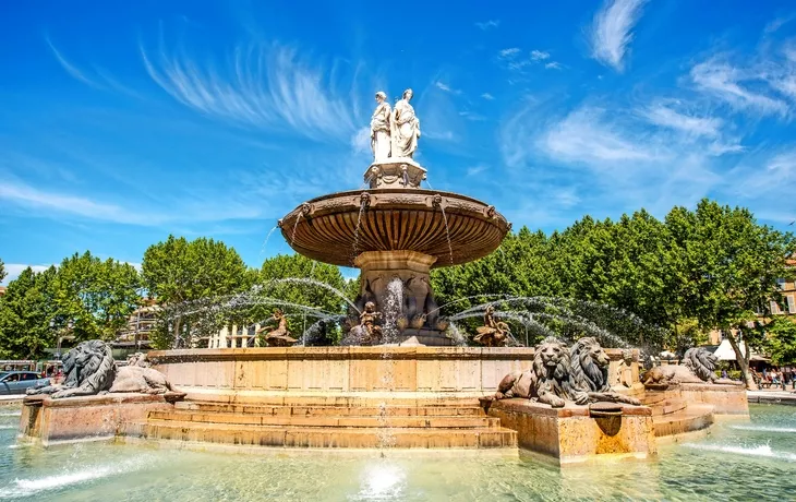 Die Fontain de la Rotonde mit drei Skulpturen von weiblichen Figuren Justice in Aix-en-Provence in Frankreich präsentiert