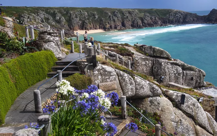 Blumen vor dem Minack Theatre