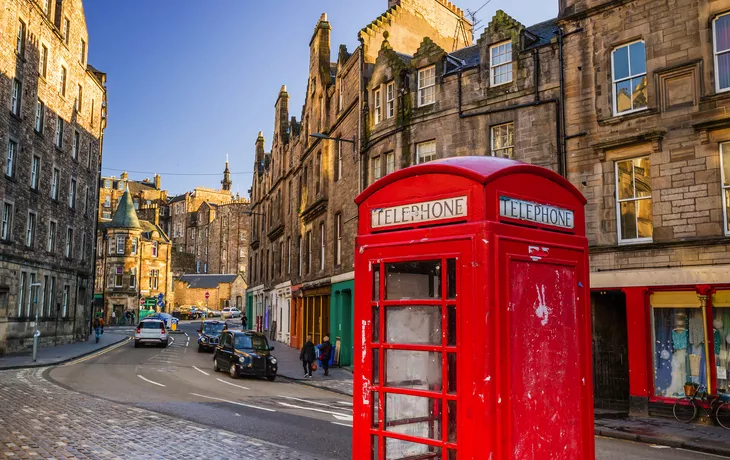 Straße der historischen Royal Mile in Edinburgh