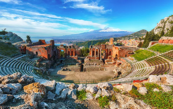 Teatro Antico di Taormina auf Sizilien mit dem Ätna im Hintergrund, Italien