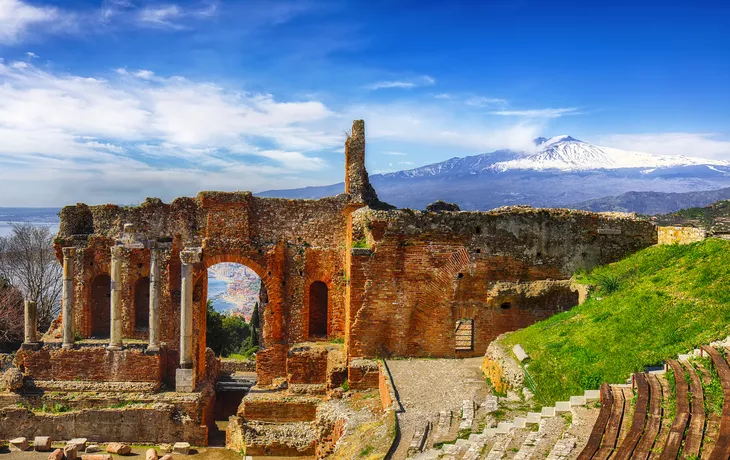 Teatro Antico di Taormina auf Sizilien mit Ätna im Hintergrund, Italien