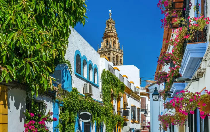 das jüdische Viertel von Cordoba mit dem Glockentrum der Mezquita de Córdoba, Spanien