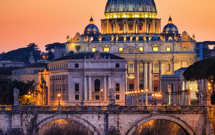 Nachtansicht der Basilika St. Peter in Rom