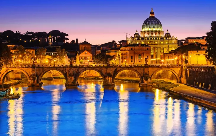 Nachtansicht der Basilika St. Peter in Rom,Italien