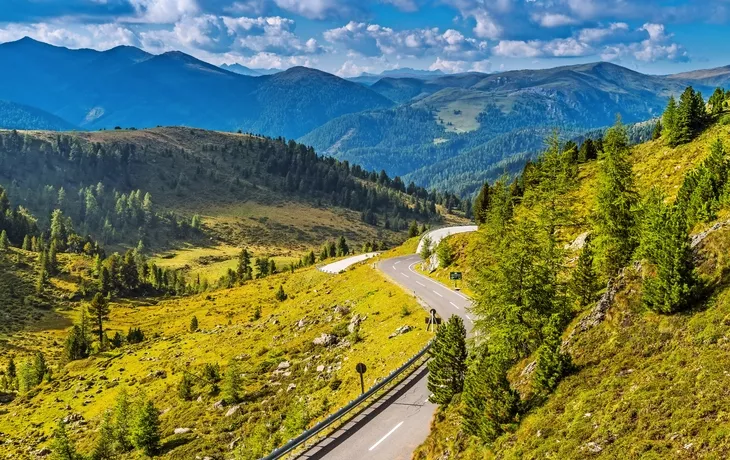 Hochalpenstraße durch die grünen Nockberge in Kärnten Österreich