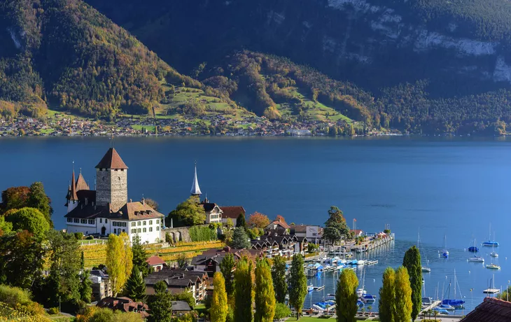 Thunersee im Berner Oberland mit Blick auf Schloss Spiez, Schweiz