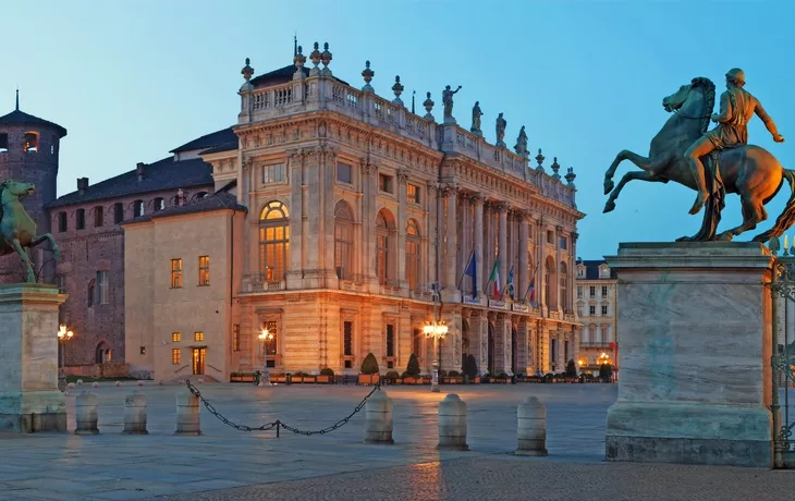 Turin -  Piazza Castello mit dem Palazzo Madama und Palazzo Reale in der Dämmerung