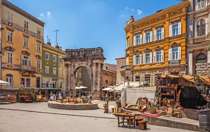 Pula, Kroatien-10 Juni, 2016. Antike römische Triumphbogen oder Golden Gate und Platz verziert für die Tage der Antike - Pula Svperiorvm am 10. Juni 2016 in Pula, Kroatien.