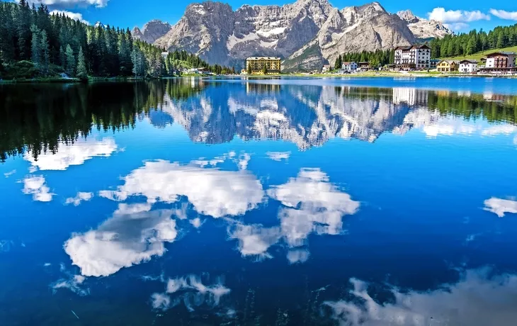 Misurinasee - umgeben von mächtigen Gipfeln wie den Drei Zinnen, dem Monte Piana sowie dem Piz Popena