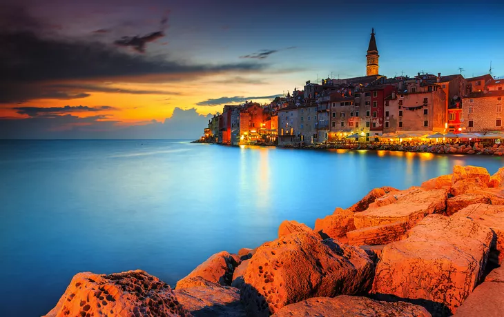 Sonnenuntergang mit farbenfrohem Himmel über Rovinj