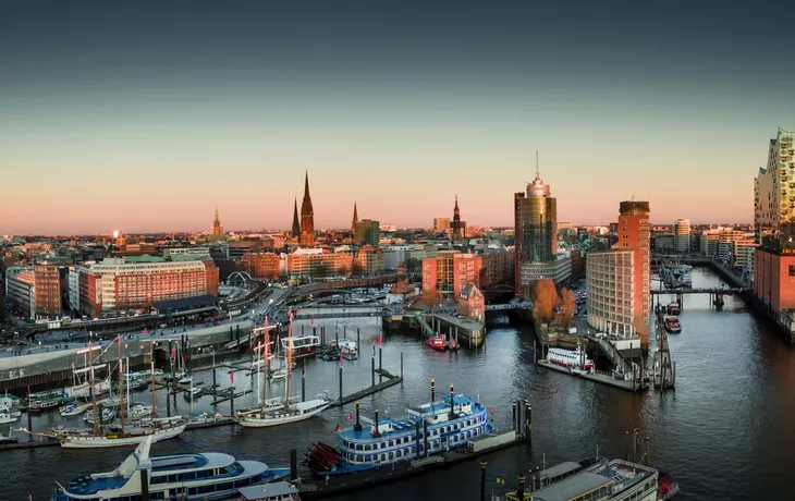 Elbphilharmonie und Hafencity bei Sonnenuntergang