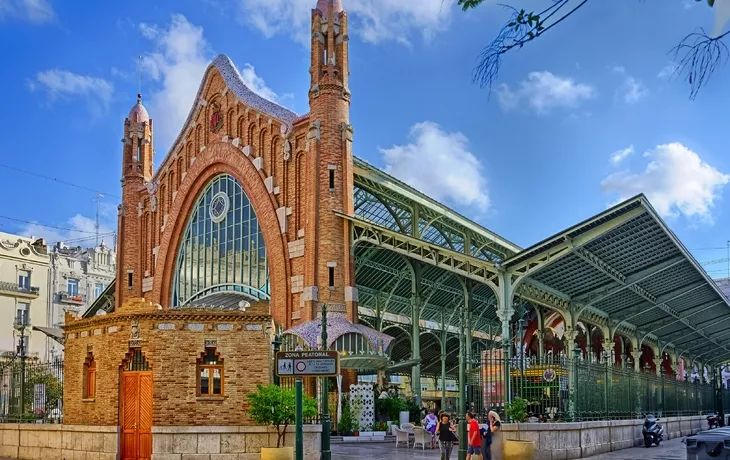 Seitenansicht über den Eisenbau des Marktes Colon in Valencia, Spanien