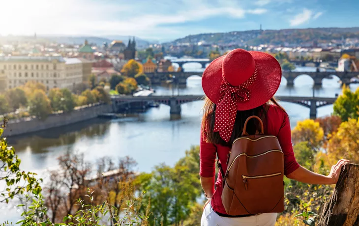 Touristin genießt die Aussicht auf die Karlsbrücke