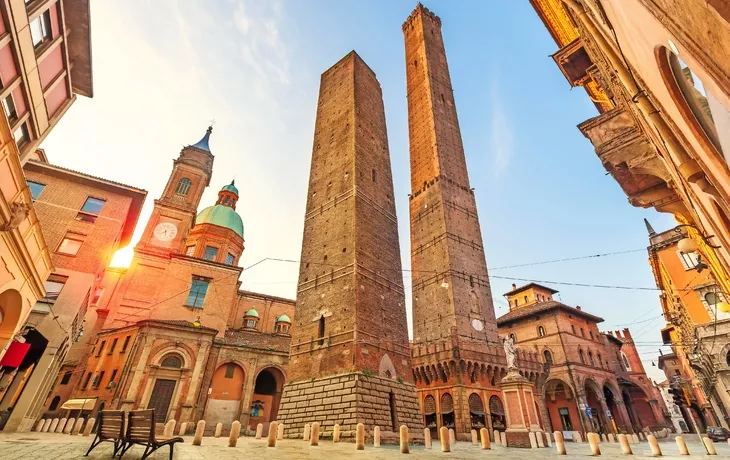 Zwei berühmte fallenden Türme Asinelli und Garisenda am Morgen, Bologna, Emilia-Romagna, Italien