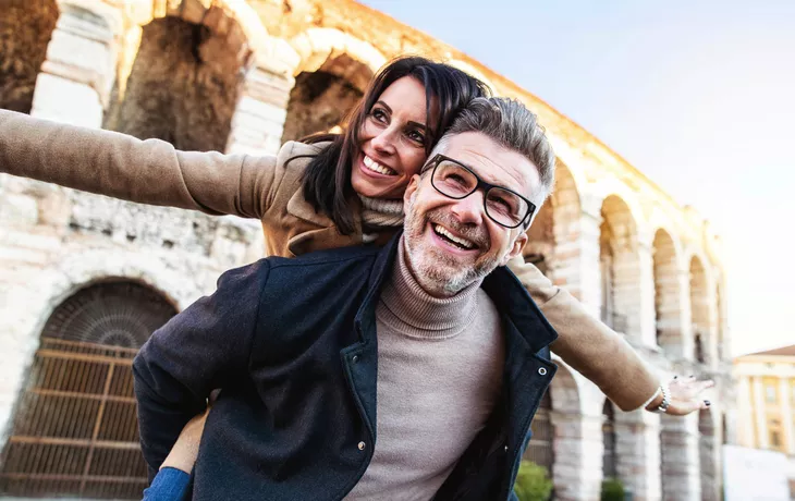 Paar vor der Arena di Verona