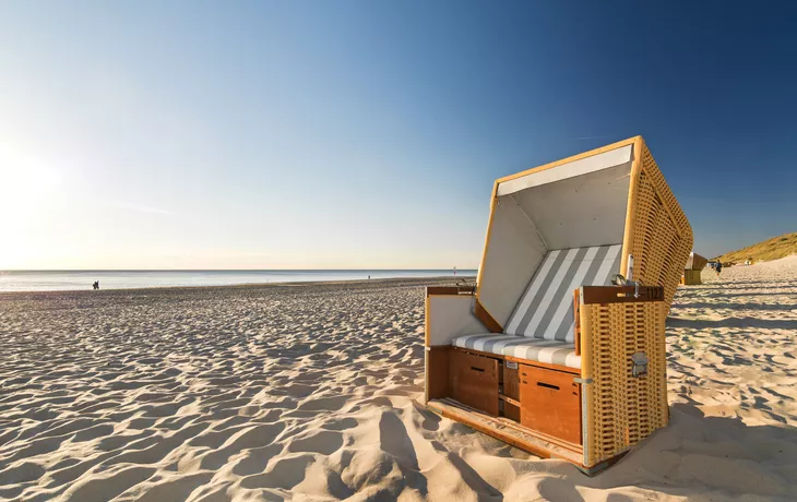 Strandkorb in der Abendsonne auf Sylt