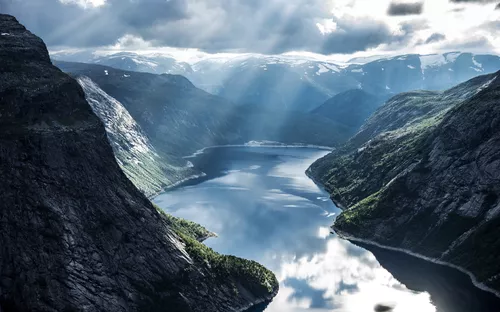 Geirangerfjord mit atemberaubenden Sonnenstrahlen