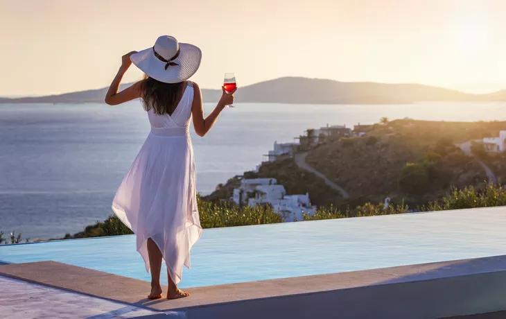 Sonnenuntergang am Pool auf Mykonos