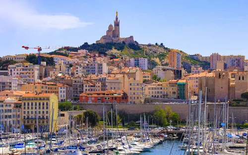 Alter Hafen von Marseille mit Blick auf die Basilika